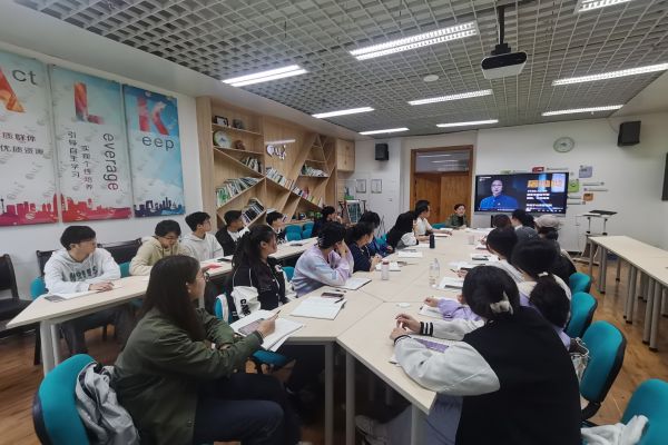 支部书记李锐为员工党员讲解剧集内容 600×400.jpg