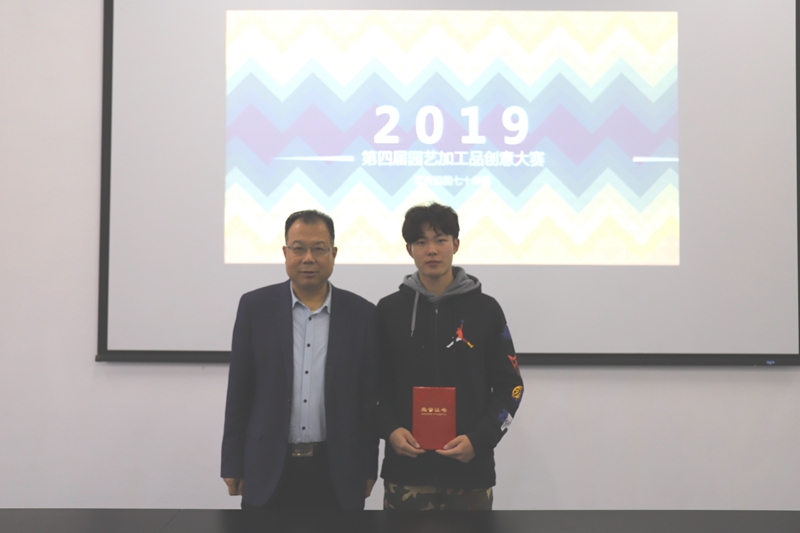 aa564e9126de4ae4a922dcf6842d11bc.jpg 获奖队伍领奖3.jpg