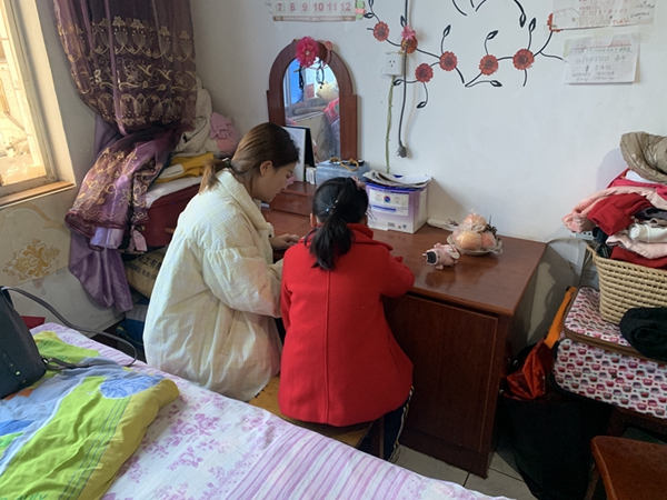 011538a5fb6b47568f53b54b047f80d4.jpg 志愿者正在辅导孩子完成作业2.jpg