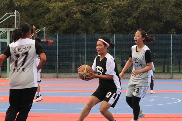 0fe5d1c637c4472a89490ef3ff676b05.jpg 女篮激烈比赛中3.jpg