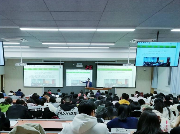 2f41b757a2654846b2559b22ddd760e7.jpg 会议现场1.jpg