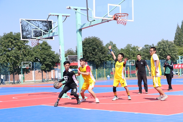 53acf83a9c3b40fa89fb00c087848d17.jpg 男篮激烈比赛中2.jpg