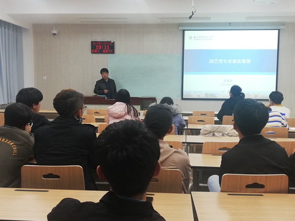 8ff69e0f6e444076b9207bc18267b06c.jpg 班主任主持班会1.jpg