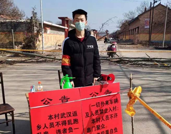 正在执行村口执勤工作的园艺2019级员工王泽锦.jpg