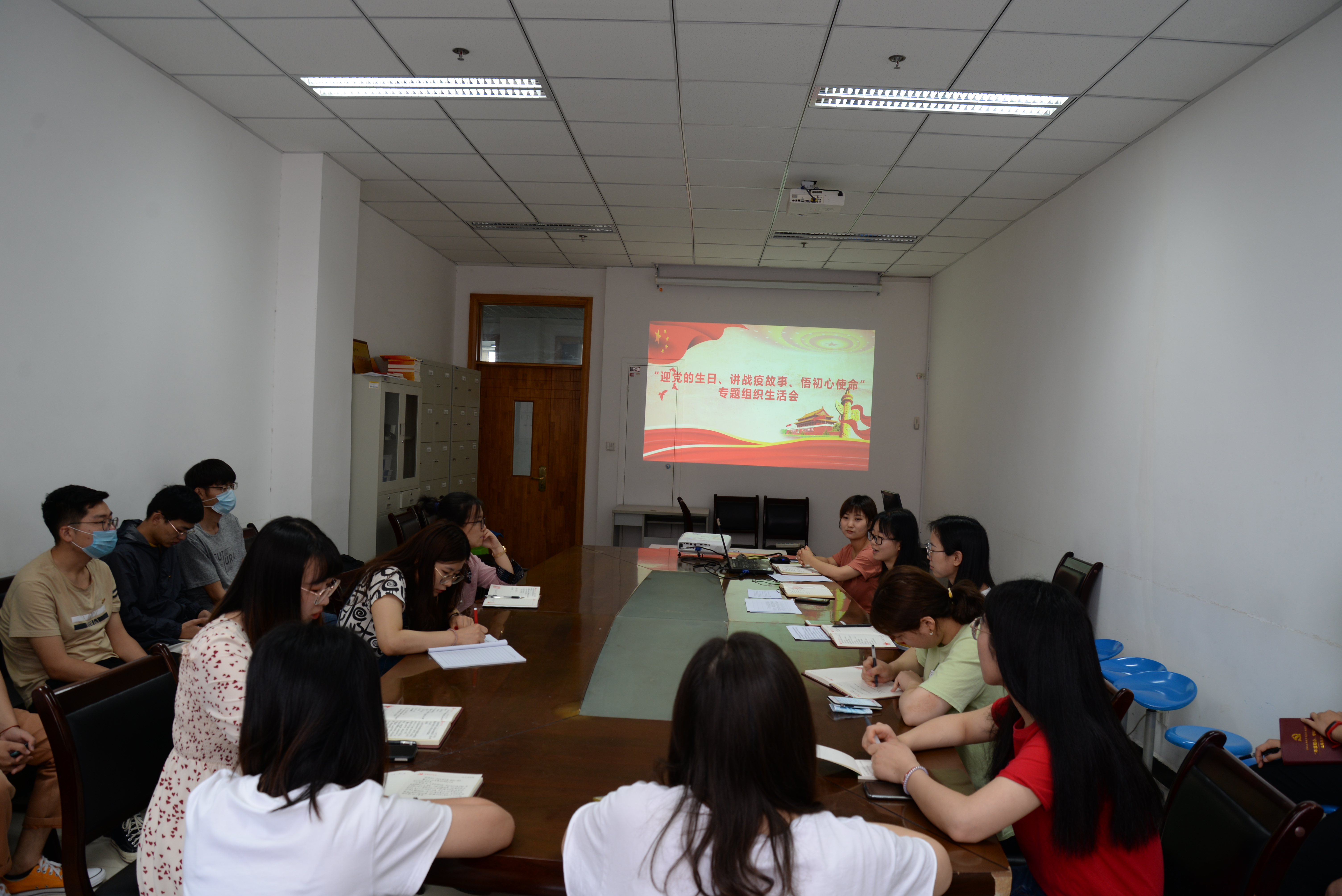 与会党员分享战疫故事.JPG