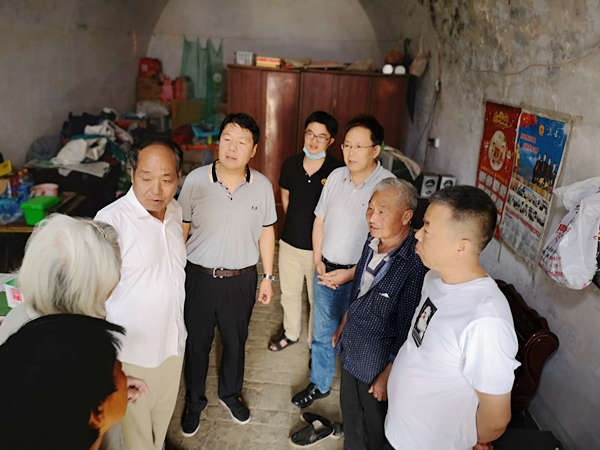 看望慰问困难群众.jpg