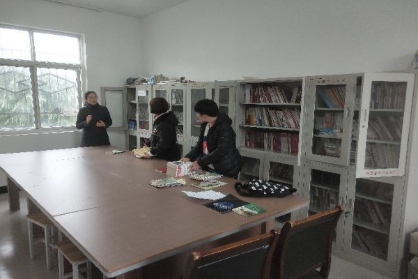 e79103e643a64f3797ab8e87db1cdeba.jpg 社区工作人员介绍图书室情况.jpg
