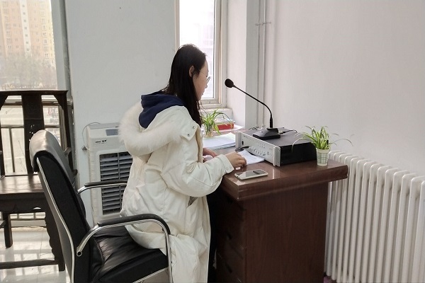 28be26b6493544d3a921c8a2f62b11e4.jpg 志愿者通过广播宣传宪法知识.jpg