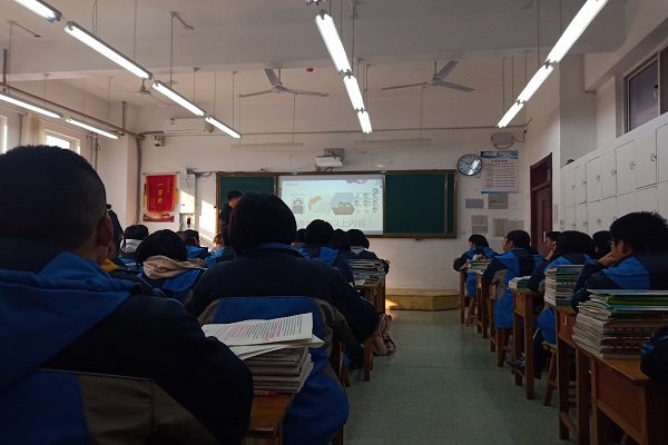 bc14352b03154ffb82961a744f6647be.jpg 同学们认真了解西农.jpg