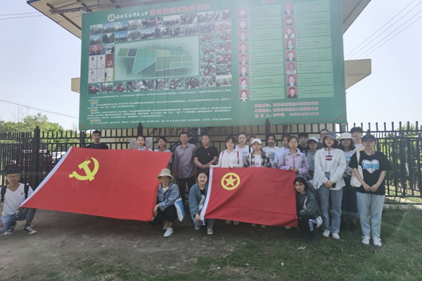 fc1655f1e82a42a0892e939657209492.jpg 合影.jpg