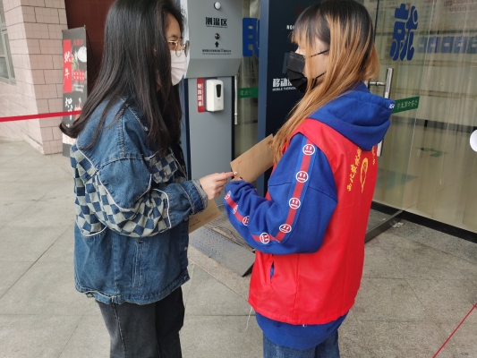 5b435d3560c54af1ba005adec7377872.jpg 交付信件过程中(1).jpg