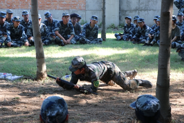 890ad599daea4c619af8cd0a1b061a9c.jpg 连长薛子杨进行讲解(1).jpg