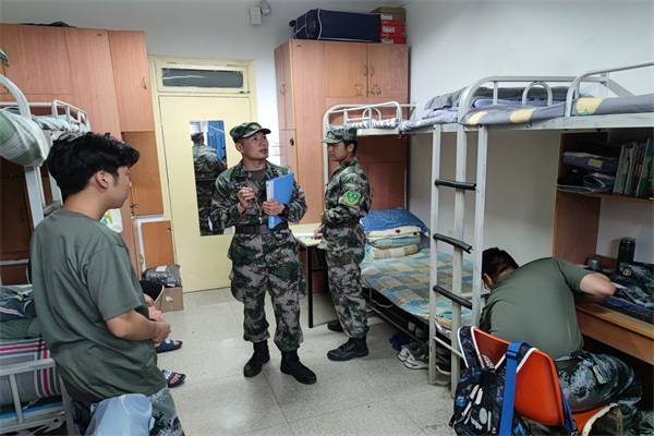 ca06c506d5ae41e19ecbfddcbb78f15e.jpg 两位连长指导内务整理 - 副本.jpg