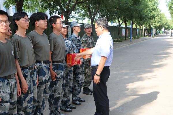书记慰问参训同学并送去物资.jpg
