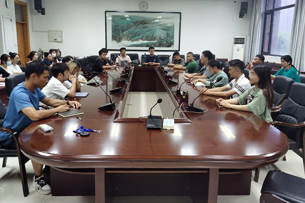 60063a4e63304597a02679e0eedc892a.jpg 参会同学认真听讲(600 400).jpg