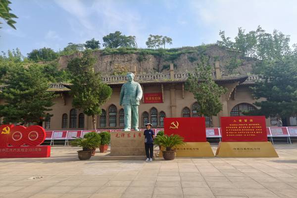 5f24f159ac2645499adf4f792c55fcd5.jpg 图二 杨家沟毛主席等革命先烈旧居(1).jpg