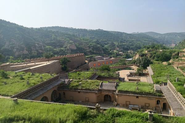 72f98bc32640402ea6e8642b31819d52.jpg 图一 杨家沟附近的村户人家.jpg